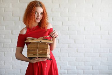 Kızıl saçlı kız öğrenci