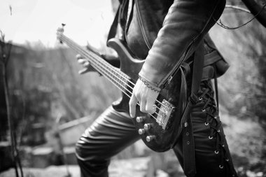 Rock gitaristi açık. Bir müzisyenle bir leath bir bas gitar