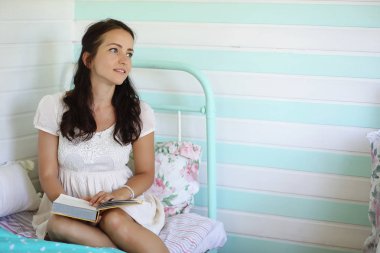 Aile okuma yatmadan. Oldukça genç anne kızı için bir kitap okuma.