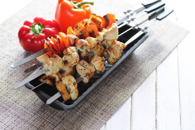 Pişmiş sebze ile metal şiş üzerinde kebap