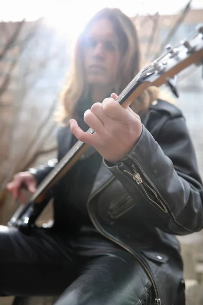 Rockgitarist op de trappen. Een muzikant met een basgitaar in een — Stockfoto