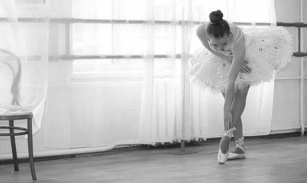 Young ballet dancer on a warm-up. The ballerina is preparing to — Stock Photo, Image