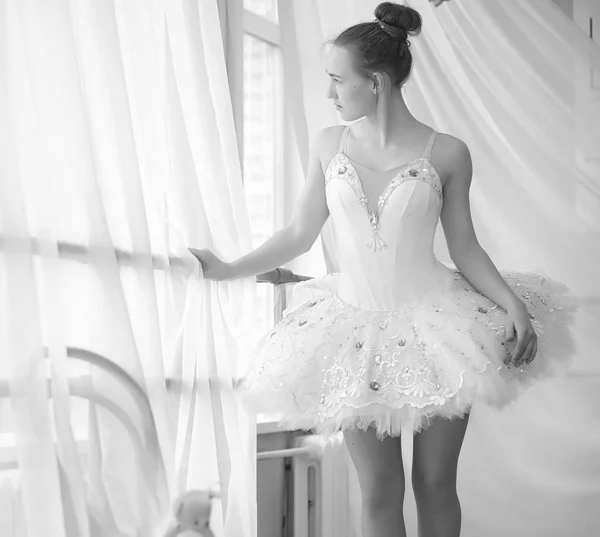 Mladá baletka na warm-up. Baletka se připravuje na — Stock fotografie
