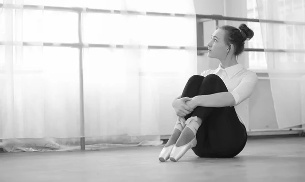 Young ballet dancer on a warm-up. The ballerina is preparing to — Stock Photo, Image