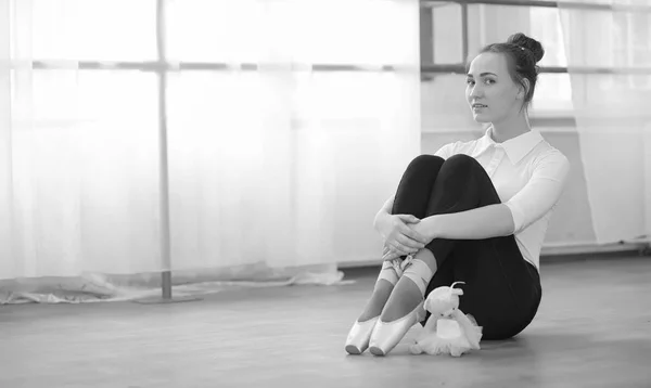 Giovane ballerina di balletto su un riscaldamento. La ballerina si prepara a — Foto Stock