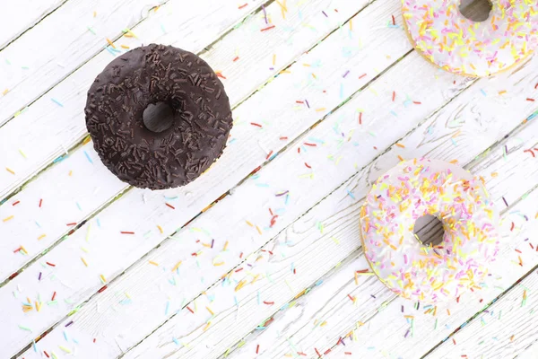 Chocolade Donut op een houten witte achtergrond — Stockfoto