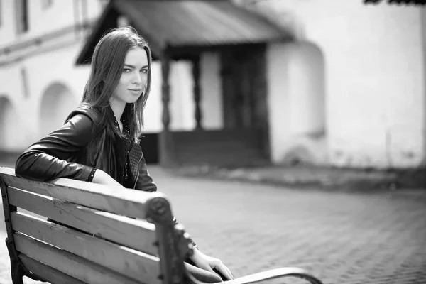 Chica en un paseo por la ciudad de primavera — Foto de Stock