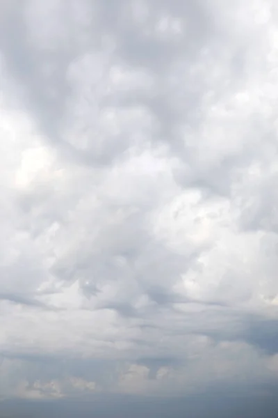 Nubes blancas en un cielo azul — Foto de Stock