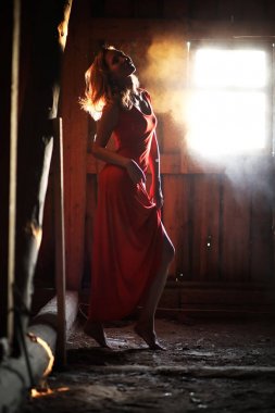 Kırmızı elbiseli güzel bir kız silüeti