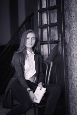 Bir kız bir kafede kahve içiyor. Bir kadın kahvaltı yapıyor