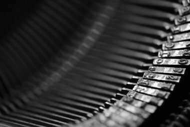 Eski bir daktilo farklı küçük metal unsurları