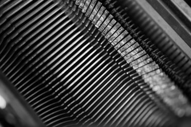 Eski bir daktilo farklı küçük metal unsurları