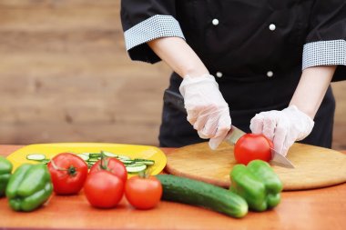 Aşçı taze çiftlik sebze keser