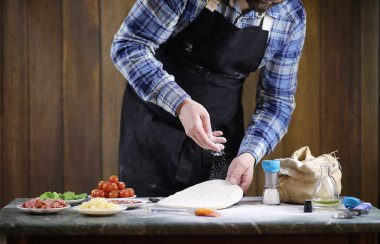 pizza hazırlama adamım, hamur ve koyar malzemeleri yoğurun