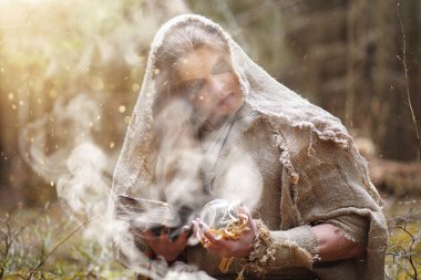 Karanlık bir ormanda bir ritüel bir cüppe içinde geçirir