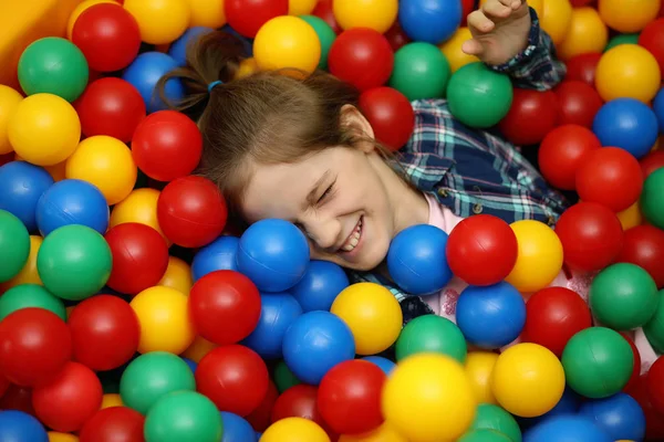 Un niño se está divirtiendo y jugando en una fiesta de niños — Foto de Stock