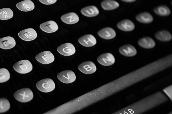 Chiavi con lettere su una vecchia macchina da scrivere — Foto Stock