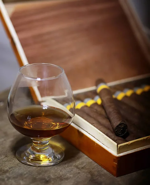 Більшу коробку кубинських сигар дерев'яні таблиці — стокове фото