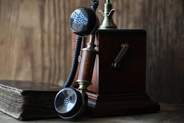 Teléfono viejo y libro retro en una madera —  Fotos de Stock