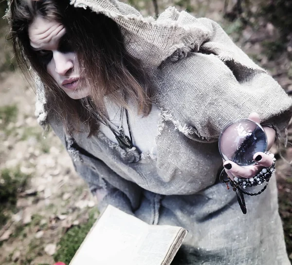 Mago de hadas. Un hechicero con una esfera de vidrio, un hechizo mágico — Foto de Stock