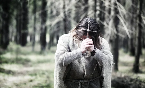 Pohádkový kouzelník. Čaroděj se skleněnou kouli, magické kouzlo — Stock fotografie