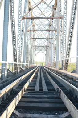 demiryolu parça ve taşlar beyaz elektro gitar