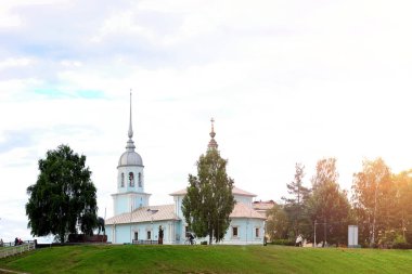 Katedral günbatımı ağaç üzerinde
