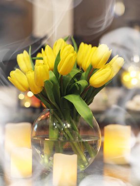 Bir buket bir retro iç bir vazoda Sarı laleler 