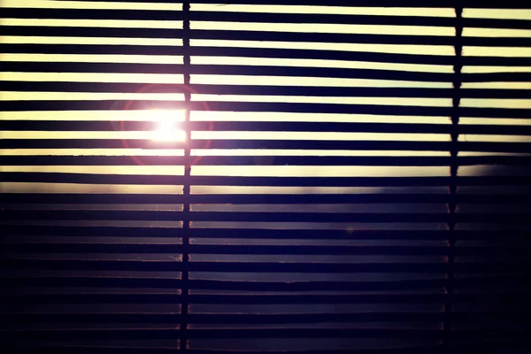 The sun shining through the blinds — Stock Photo, Image