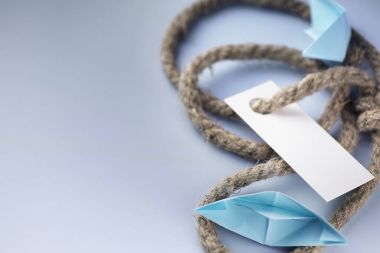 kalın örgülü halat ve gemi kağıt origami ile etiket