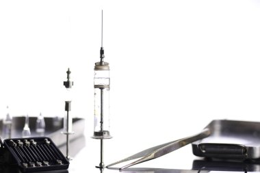 Tıbbi şırınga ve aksesuarları tablosundaki eski metal