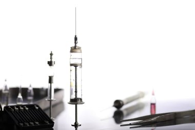 Tıbbi şırınga ve aksesuarları tablosundaki eski metal