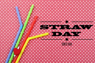 kokteyl tüpler üzerinde parlak renkli bir arka planla ile saman gün yalan. 