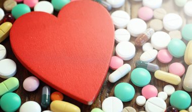 Uyuşturucu ve bir ahşap zemin üzerinde bir cam kavanoza paralar. Cep tasarruf