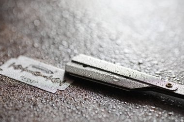 Ahşap arka planda tıraş aksesuarları 