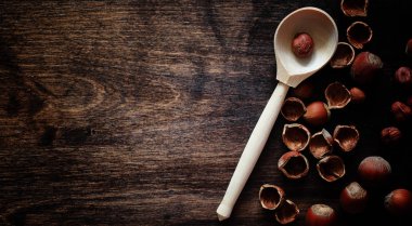 Ahşap bir masa fındık. Fındık kabuklarında ve kabuklu. Bir wo