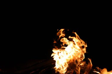 Ve turuncu-sarı renk köknar yanma gelen yangın alev dilleri