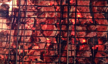 Barbekü charco üzerinde yemek pişirmek için bir ızgara kıyılmış et dilimleri
