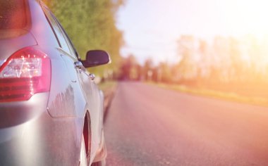 Araba yola çıktı. Yaz yol üzerinde park edilmiş bir c olduğunu