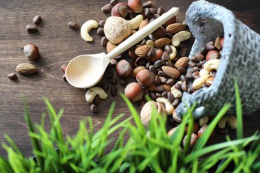 ahşap bir masa üzerinde lezzetli fındık