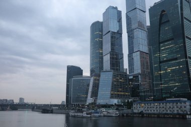 İş Merkezi ile yüksek gökdelenler