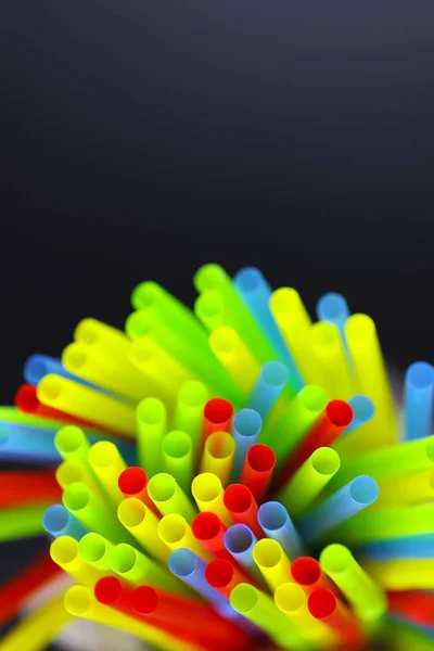 Renkli plastik kokteyl ayakta bir cam ürünleri — Stok fotoğraf