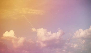 Beyaz bir gökyüzünde bulutlar