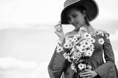 Sevimli kız bir şapka siyah beyaz