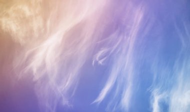 Beyaz bir gökyüzünde bulutlar