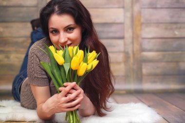 Bir buket Sarı laleler kızla. Bir hediye çiçek kız