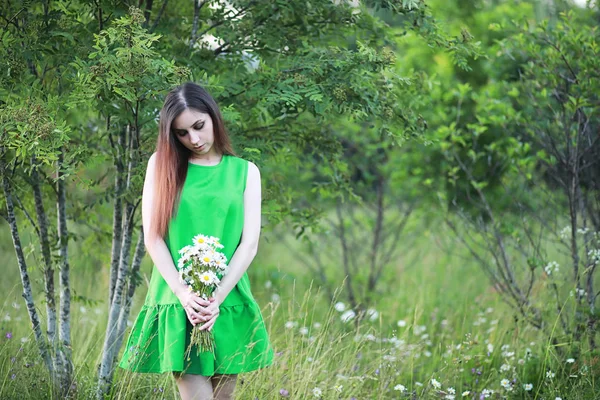 Bella ragazza con i capelli rossi con un bouquet — Foto Stock