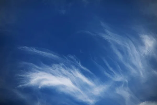 Άσπρα σύννεφα σε έναν γαλάζιο ουρανό — Φωτογραφία Αρχείου