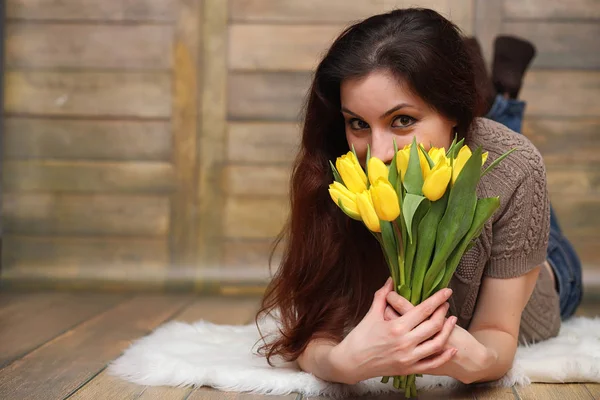 Dziewczyna z Bukiet żółtych tulipanów. Dziewczyna z darem kwiat — Zdjęcie stockowe