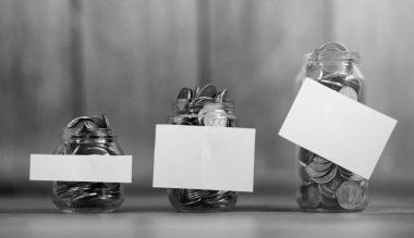 Bir kavanoz yere para çıktı. Yerde biriken paralar. Sav